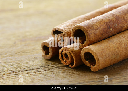 Bastoncini di cannella su sfondo di legno Foto Stock