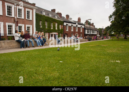 Cattedrale e vicino cantiere della cattedrale di fronte alla Cattedrale di Exeter vecchie case e le persone aventi i picnic a pranzo. Foto Stock