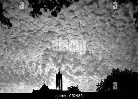 Cielo sgombro e tramonto a Crescent Chiesa, Università Road, Belfast Foto Stock