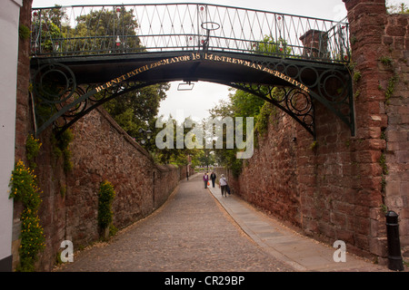 Ferro battuto passerella parte della parete della città in Exeter date dal 1814, 200 anno vecchio ponte di ferro. Foto Stock