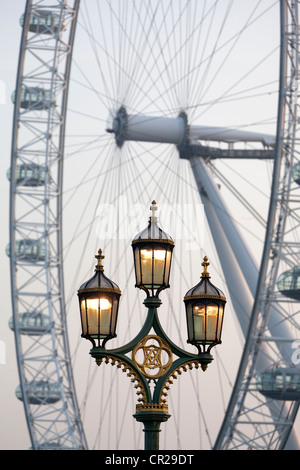 Westminster Bridge lanterne e il London Eye,inizio mattina di primavera 3 Foto Stock