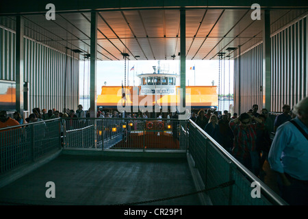 Docking e i passeggeri lo sbarco a Manhattan da Staten Island Ferry, New York City Foto Stock