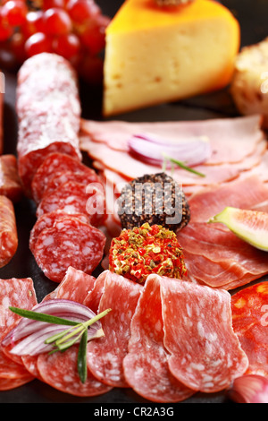 Antipasto piatto di catering con salame e formaggio Foto Stock