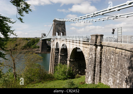 Thomas Telford di sospensione di Menai Bridge, aperto nel 1826, che collega Anglesey alla terraferma gallese. Dal lato del continente. Foto Stock