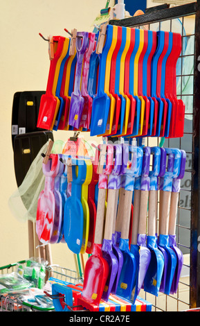 Vivacemente colorato per bambini lato mare picche appeso su un rack Foto Stock