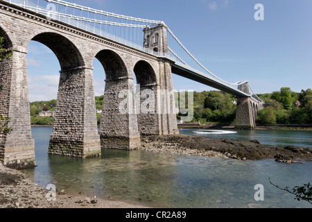 Thomas Telford di sospensione di Menai Bridge, aperto nel 1826, che collega Anglesey alla terraferma gallese. Visto dal lato di Anglesey. Foto Stock