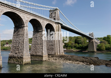 Thomas Telford di sospensione di Menai Bridge, aperto nel 1826, che collega Anglesey alla terraferma gallese. Visto dal lato di Anglesey. Foto Stock