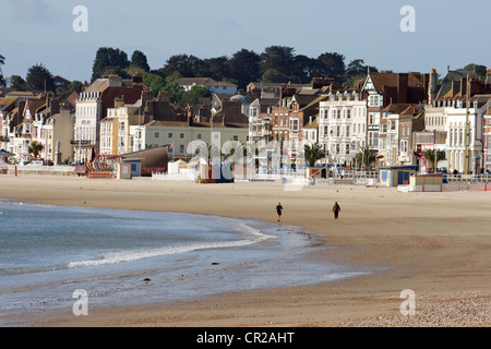 Weymouth beach e dal lungomare con solo un paio di persone circa la mattina presto su un giorno di giugno 2012. Foto Stock