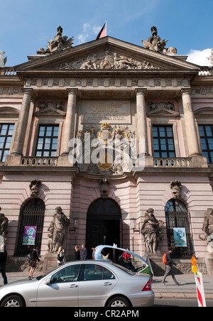 Vista su Zeughaus (vecchio arsenale) è la struttura più antica sulla Unter den Linden street a Berlino, Germania Foto Stock