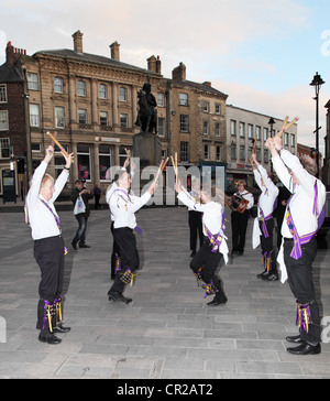 Ballo folk lato Kern Morris eseguire in Durham market place, North East England, Regno Unito Foto Stock