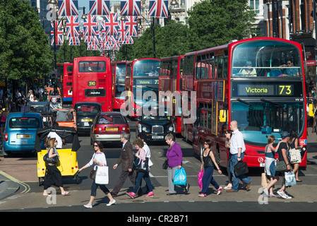 Una trafficata Oxford Street con acquirenti e autobus rossi. Londra, Inghilterra. Foto Stock