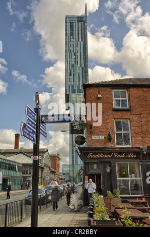 Vista di Beetham Tower Liverpool Road Manchester centro città con il vecchio mercato Camphill edificio a sinistra e il bue pub a destra Foto Stock