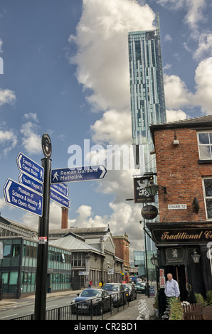 Vista di Beetham Tower Liverpool Road Manchester centro città con il vecchio mercato Camphill edificio a sinistra e il bue pub a destra Foto Stock