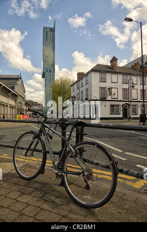 Vista di Beetham Tower Liverpool Road Manchester centro città con il vecchio mercato Camphill edificio sulla sinistra con la bicicletta Foto Stock