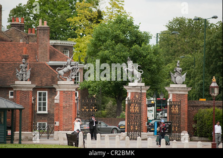 Cancello di ingresso al Palazzo di Hampton Court del London Borough of Richmond upon Thames, Inghilterra, Regno Unito Foto Stock