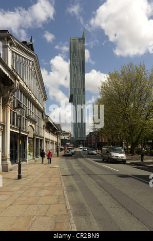 Vista di Beetham Tower Liverpool Road Manchester centro città con il vecchio mercato Camphill edificio sulla sinistra Foto Stock