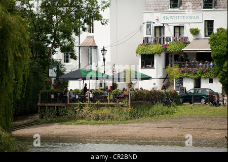 Il White Swan pub sulle rive del fiume Tamigi a Twickenham nel South West London, England, Regno Unito Foto Stock