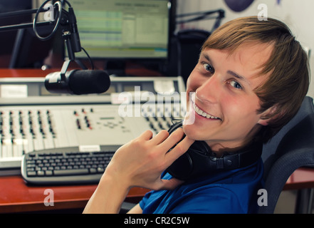 Dj di fronte a un microfono della radio Foto Stock