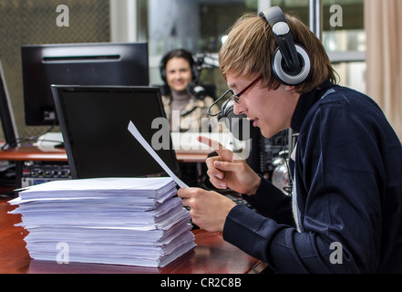 Divertente anchorman di fronte a un microfono della radio Foto Stock