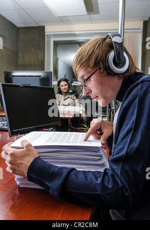 Divertente anchorman di fronte a un microfono della radio Foto Stock