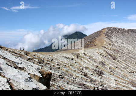 Miniere di zolfo sul bordo del cratere del vulcano Ijen in Indonesia Foto Stock