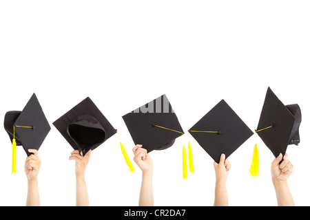 Molti mano che tiene la laurea di cappelli e isolato su bianco Foto Stock