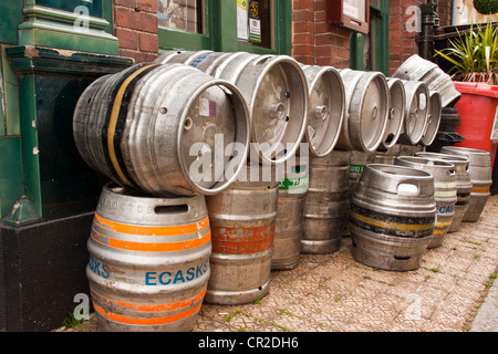 Alluminio barili di birra in fusti al di fuori il Dolphin Inn Dartmouth in attesa di essere raccolti dal dray uomini. Foto Stock