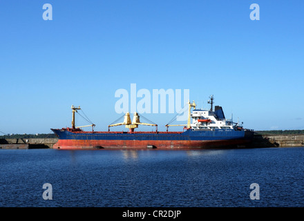 La nave da carico i costi in un ormeggio Foto Stock