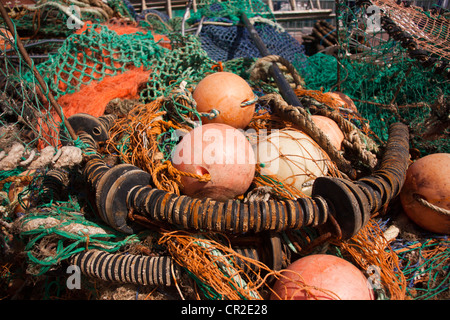 Pentole di granchio, reti da pesca, catene arrugginite e ancore area di memoria utilizzata dai pescatori locali a marina di Torquay Devon UK. Foto Stock