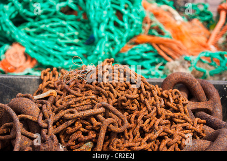 Pentole di granchio, reti da pesca, catene arrugginite e ancore area di memoria utilizzata dai pescatori locali a marina di Torquay Devon UK. Foto Stock