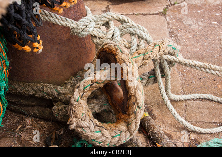 Pentole di granchio, reti da pesca, catene arrugginite e ancore area di memoria utilizzata dai pescatori locali a marina di Torquay Devon UK. Foto Stock