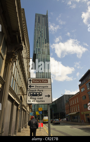 Vista di Beetham Tower Liverpool Road Manchester City Centre di un misto di sviluppo con Hilton Hotel e base e residenziale nella parte superiore Foto Stock