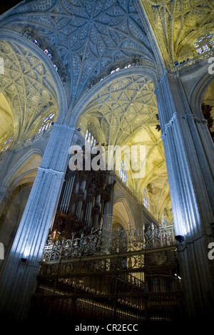 Soffitto a volta al di sopra della navata e gli interni della cattedrale di Siviglia. Sevilla, Spagna. Foto Stock