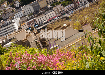 Vittoriano alte ciminiere sul tetto dell'Hotel di Torquay, Torquay, Devon, Regno Unito. Foto Stock