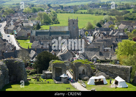 Vista di Corfe Castle village. Corfe Castle è un villaggio e parrocchia civile nella contea inglese del Dorset. Vi è un castello in rovina dello stesso nome (64) Foto Stock