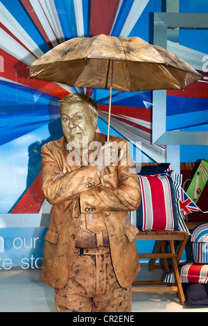 La statua vivente di strada dell'uomo d'oro. Comical Andy Train in costume d'oro per l'evento di due giorni di Buskival a York, sponsorizzato da HomeSense, giugno 2012 Foto Stock