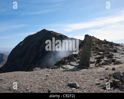 Yr Wyddfa, il vertice di Snowdon, visto dal Pyg via pietra del marcatore Foto Stock
