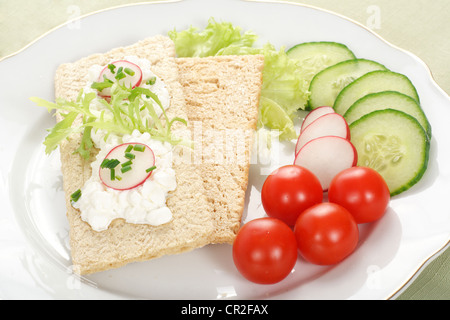 Sandwich dietetico di pani croccanti colazione sana, colorate foto Foto Stock