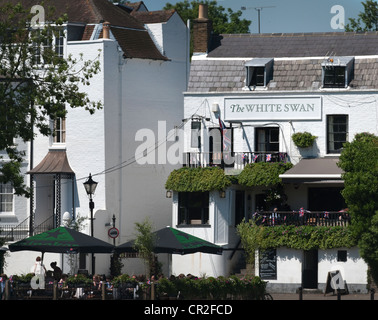 Il White Swan pub sulle rive del fiume Tamigi a Twickenham nel South West London, England, Regno Unito Foto Stock