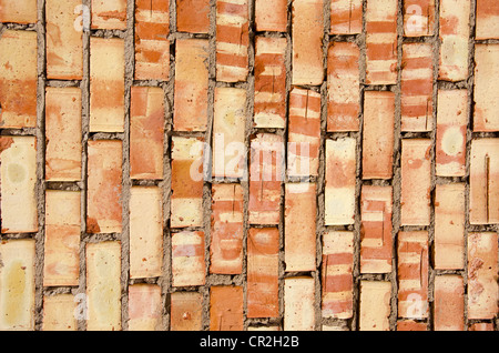 Frammento di vecchio quadrato rosso parete di mattoni. Foto Stock