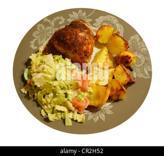 Appena le patate al forno e il pollo con una sana insalata di verdure. Il cibo è delizioso nel piatto. Foto Stock