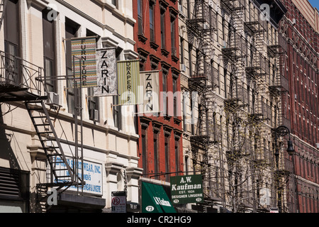 Fire fuoriesce sulle facciate di edifici,Lower East Side, NYC Foto Stock