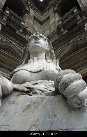 La Sfinge statua al di fuori del Teatro dell'Opera Ungherese (ungherese: Magyar Állami Operaház) è un neo-rinascimentale opera house. Foto Stock