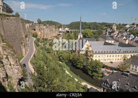 Vista lungo la Rue Sosthene Weis dai bastioni della città al Plateau du Rham area della città di Lussemburgo, Granducato di Lussemburgo. Foto Stock