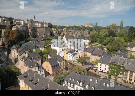 Vista dai bastioni della città verso il basso per il Plateau du Rham & Grund aree della città di Lussemburgo, Granducato di Lussemburgo. Foto Stock