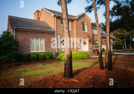 Suburbana elegante casa di mattoni Foto Stock