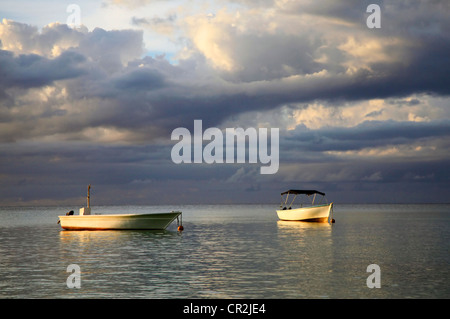 Due barche da pesca su uno sfondo di cielo il tramonto. Maurizio Foto Stock