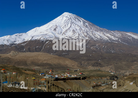 IRAN Mount Damavand potenzialmente un vulcano attivo e il picco più alto in Iran, 5,610 m Foto Stock