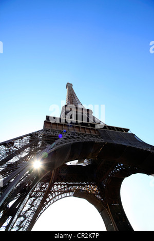 Vista astratta della Torre Eiffel a Parigi. Francia Foto Stock