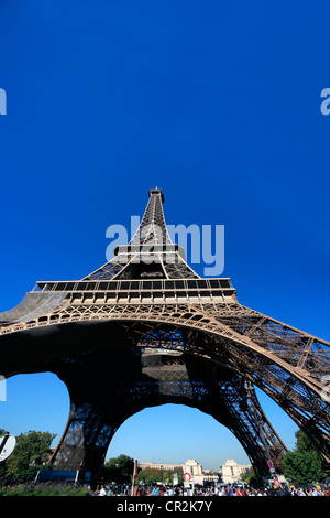 Vista astratta della Torre Eiffel a Parigi. Francia Foto Stock